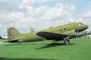 На фото американский Duglas DS-3, а в то время наши летали на Ли-2.
Ли-2 (обозначение НАТО: cab   кэб, англ.: такси)   советский поршневой пассажирский и военно-транспортный самолёт времён Второй мировой войны средней дальности, выпускавшийся по лицензии на выпуск Douglas DC-3, США. Строился в СССР до 1953 года[1]. Широко эксплуатировался в МГА СССР   «Аэрофлотом», в подразделениях МО и МАП СССР. В годы Великой Отечественной войны применялся для транспортно-пассажирских перевозок, для полётов за линию фронта к партизанам и диверсионным группам, для выброски парашютных десантов и как дальний ночной бомбардировщик.