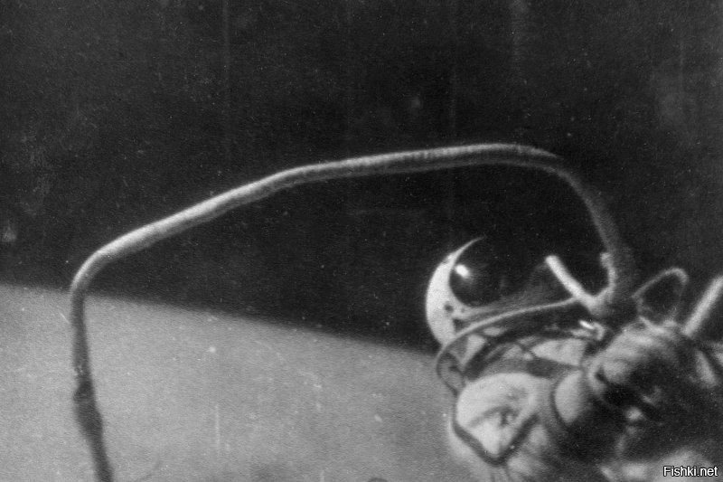 Первый портрет человека в открытом космосе был сделан в 1965 году,. На этом фото Эд Уайт покидает космический аппарат Gemini IV в 1965 году.

3.14здёшь! Это не первая фотка человека в открытом космосе. Первым вышел Леонов 18 марта 1965 г. Фото прилагаю.

PS Надо вводить уголовную статью за искажение истории! Некоторые тупорылые не думаю копипастят американские статьи. Кстати, в США про Юрия Гагарина практически никто не знает... там они уверены, что первым в космосе был Шепард. Хотите, что бы наши дети тоже так считали?