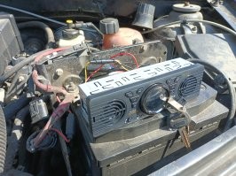 Не всегда, от хозяина зависит. 
Я вот, вообще такую супербютжетную бормоталку за 1400р, поставил в Оку. 
Да, в ней встроены динамики! 
Но играет и ладно. 
А вот в жипе, JVC стоит. Древняя, но явно дороже.