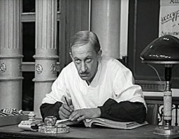 офисные - пардон - конторские в то время использовали  нарукавники, а заплатки на рукавах это как правило у всяких там библиоведов, библиофилов и прочих книжных червей