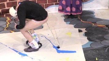 А вот норвежский художник рисует картины анусом, не каждый сможет!
Искусство