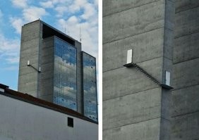Тут, очевидно, по пожарным нормам надо было разделить лестничную клетку на 2. Возможно высота лестницы не может быть больше хх метров / этажей. Поэтому так хитро разделили. Я видел еще лестницы сдвоенные. Одна лестничная клетка и в ней 2 лестницы. Формально - два выхода, а места занимает чуть больше чем одна.