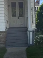 Кажется что кривенько, но на самом деле продумано. Вода на ступеньках скапливаться не будет