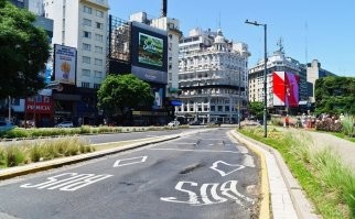 Это нормально. Из за жары асфальт размягчился. А судя по тому, что это полоса для автобусов, то ничего удивительного, что под весом автобуса поплыл.