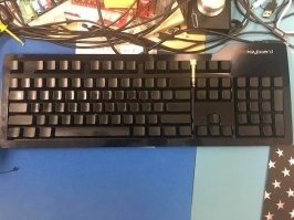 Кому интересно - клавы das Keyboard специально так делаются, чтоб некоторые могли отточить свой навык слепой печати. Ну или просто повыпендриваться :)
