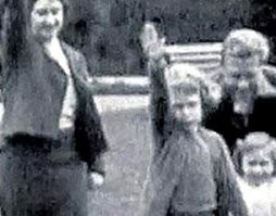 А эту фоточку чего ж не добавили ?
Ну, тогда я.
Встречайте - зигующая королева !