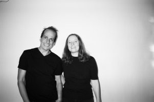 Так и есть. Создано швейцарскими художниками Сабиной Ланг и Даниэлем Бауманн.