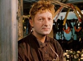 Да у нас странный взгляд на возраст персонажей и актеров. Потому Быков играет пенсионера в 32 года, в 42 Вицин играет 22 летнего, Деревянко в 40 исполняет роль 28 Петра 3, а Чурикова в 65 играет 45 летнюю Анну Иоановну.