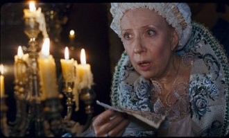 Да у нас странный взгляд на возраст персонажей и актеров. Потому Быков играет пенсионера в 32 года, в 42 Вицин играет 22 летнего, Деревянко в 40 исполняет роль 28 Петра 3, а Чурикова в 65 играет 45 летнюю Анну Иоановну.