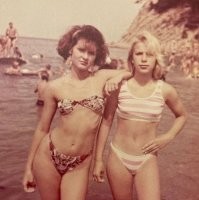 С сиськами беда...