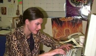 <<Милла Йовович отвечает на вопросы фанатов в онлайн чате компании AOL.>>