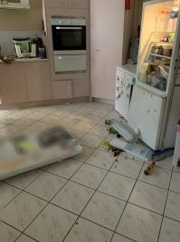 А что замазали на упавшей двери, друг спрашивает?