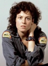 А зачем Сигурни Уивер в 1983 году залезла на 90mm Gun Tank M48   (наверное). И почему одета не по форме?