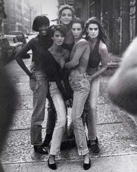 К фото "Настоящие супермодели" не много подробностей

На фото Наоми Кэмпбелл, Линда Евангелиста, Татьяна Патиц, Кристи Тарлингтон и Синди Кроуфорд. (Великобритания)

В 1990 году журнал Vogue вышел с этой легендарной черно-белой обложкой, на которой были почти все супермодели того времени.
Фотограф Питер Линдберг (настоящее имя Питер Бродбек)