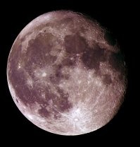 На последнем фото чётко видно что красный цветовой диапазон фотокамера понимает, однако почему-то цвет поверхности Луны - серый. Странно, да?
Ниже цветные фото настоящего цвета Луны. Он - бурый.