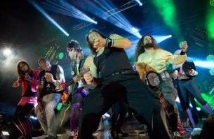 Чемпионат по игре на воображаемой гитаре.