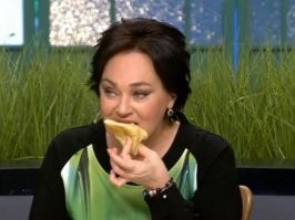 Спойлер. Всё у нее нормально стало по концовке. Стала вести передачу "Давай поженимся"