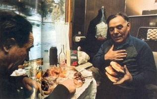 "Дин Конгер в транссибирских поездах 1974 года" Дин Конгер-это фотограф, а на снимке-ветеран Абрам Мордухович и действующий тогда полковник Дмитрий Бояркин.
Старая гвардия-на столе водочка, кефирчик, рыбка)))) и прочий закусончик