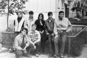 Тоже 1988 год....
1. Катунино. Архангельская область, курсанты и студенты в отпуске
2. Выборг. Брат принимает присягу в Погранвойсках
3. Катунино. Пьём чай с лётчиками полка 09 и 26.
4. Катунино. Ночная хоккейная лига. Начало