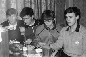 Тоже 1988 год....
1. Катунино. Архангельская область, курсанты и студенты в отпуске
2. Выборг. Брат принимает присягу в Погранвойсках
3. Катунино. Пьём чай с лётчиками полка 09 и 26.
4. Катунино. Ночная хоккейная лига. Начало