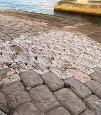 А тут что не так?
Это упаковки специальной цементной смеси, для быстрой укладки. Выложил, полил водой и застыло. Бумажную обертку можно содрать или она сама за неделю рассыпется.