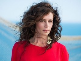 Слева Оксана Фандера. Актриса и жена Филиппа Янковского, невестка Олега Янковского.
"Московская красавица - 88" - был первый в СССР официальный конкурс красоты, до участия в котором было решено допустить также претенденток из других городов. 
Дело подходило к торжественному завершению, когда организаторы конкурса вдруг вспомнили, что даже не посмотрели паспорта финалисток. Заглянули… Оксана Фандера не имела московской прописки, значит, стать “Московской красавицей” по понятным причинам она не могла.
Директор конкурса Марина Парусникова вспоминала:
"Поглядели в паспорт другой призёрки. Лена Дурнева… Глупо, конечно, но представьте: как звучит - первая московская красавица Елена Дурнева. Поменять ей фамилию за один день - нереально..."
В итоге, победа досталась Марии Калининой - коренной москвичке. Зрители остались недовольны победой Маши, о чем ей часто сообщалось в анонимных письмах и телефонных звонках. Победительнице едва исполнилось 16, и она никак не тянула на главную "мисс".
