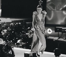 Слева Оксана Фандера. Актриса и жена Филиппа Янковского, невестка Олега Янковского.
"Московская красавица - 88" - был первый в СССР официальный конкурс красоты, до участия в котором было решено допустить также претенденток из других городов. 
Дело подходило к торжественному завершению, когда организаторы конкурса вдруг вспомнили, что даже не посмотрели паспорта финалисток. Заглянули… Оксана Фандера не имела московской прописки, значит, стать “Московской красавицей” по понятным причинам она не могла.
Директор конкурса Марина Парусникова вспоминала:
"Поглядели в паспорт другой призёрки. Лена Дурнева… Глупо, конечно, но представьте: как звучит - первая московская красавица Елена Дурнева. Поменять ей фамилию за один день - нереально..."
В итоге, победа досталась Марии Калининой - коренной москвичке. Зрители остались недовольны победой Маши, о чем ей часто сообщалось в анонимных письмах и телефонных звонках. Победительнице едва исполнилось 16, и она никак не тянула на главную "мисс".