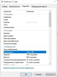 Всё довольно просто - первое фото снято без сжатия, с хорошим осветительным прибором ,в виде внешней вспышки за зонтом. 
А второе - плод какойто мобилки, в условиях плохого света, так еще и с "шевеленкой.".. Да и фото с космонавтом показывает исходное разрешение в 1400 точек по ширине..  когда "студийный" портрет загружен в исходном разрешении.