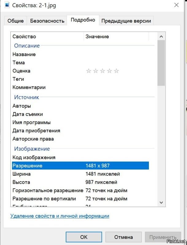 Всё довольно просто - первое фото снято без сжатия, с хорошим осветительным прибором ,в виде внешней вспышки за зонтом. 
А второе - плод какойто мобилки, в условиях плохого света, так еще и с "шевеленкой.".. Да и фото с космонавтом показывает исходное разрешение в 1400 точек по ширине..  когда "студийный" портрет загружен в исходном разрешении.