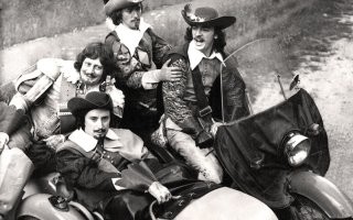 Вот необычная фотография. Мушкетёры едут за второй (подвеской)