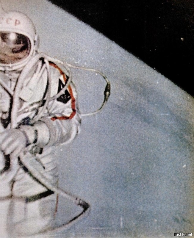 Если говорить о первом портрете в космосе, то он ниже приведен. Леша Леонов 18 марта 1965. Эдик из США с Джемини-4 вышел попозжее погулять - 3 июня 1965.
Первенство в первом коротком селфи-видео в открытом космосе также за Алексеем Леоновым