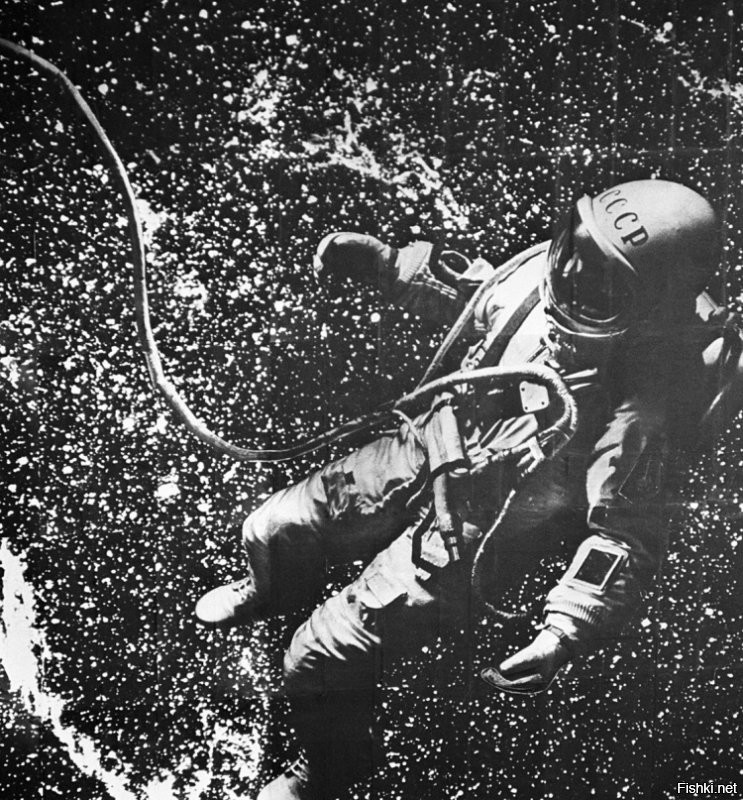 Если говорить о первом портрете в космосе, то он ниже приведен. Леша Леонов 18 марта 1965. Эдик из США с Джемини-4 вышел попозжее погулять - 3 июня 1965.
Первенство в первом коротком селфи-видео в открытом космосе также за Алексеем Леоновым