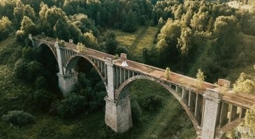 Ни чего интересного не произошло. Это Октябрьский виадук, в Пермском крае село Бартым. Построен в 1918 году. В 70е признан аварийным и заброшен. Ни каких поездов на нем естественно нет. даже рельса там сейчас нет.