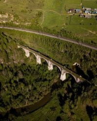 Ни чего интересного не произошло. Это Октябрьский виадук, в Пермском крае село Бартым. Построен в 1918 году. В 70е признан аварийным и заброшен. Ни каких поездов на нем естественно нет. даже рельса там сейчас нет.