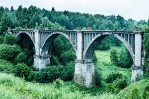 Ни чего интересного не произошло. Это Октябрьский виадук, в Пермском крае село Бартым. Построен в 1918 году. В 70е признан аварийным и заброшен. Ни каких поездов на нем естественно нет. даже рельса там сейчас нет.