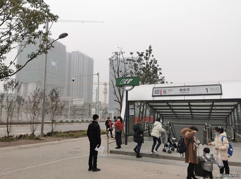 Нынче станция метро в городе Чунцин выглядит так. И не заброшка это, а построенная заранее. Это станция Станция Цаоцзявань, построена в 2015, а в 2019 все вокруг нее уже было застроено. Вообще половина фото в подборке не соответствует описаниям, другая половина фотошоп.
