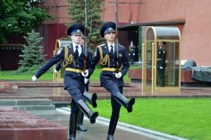 Бестолочи, сэр.
Традиции традициями, но практичность не должна быть засунута промеж ягодиц. А военные - это самые настоящие практики!
Почему форма старая, неудобная, яркая (сигнальный цвет, который видно за милю), от которой солдат САМ выходит из строя. Винтовка современная и очень неорганично смотрится на фоне исторического бойца. Сам протокол потери сознания чего стоит - чистый п#здецъ и маразм. А позволять туристам издеваться над почетным караулом, очередная насмешка над элитным военными со стороны организаторов этого цирка.
Вашему вниманию пост №1. Солдаты выглядят солидно, аутентично, по погоде и без посторонних обезьян, которым на посту не место. Вот настоящий порядок и дисциплина!