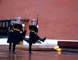 Бестолочи, сэр.
Традиции традициями, но практичность не должна быть засунута промеж ягодиц. А военные - это самые настоящие практики!
Почему форма старая, неудобная, яркая (сигнальный цвет, который видно за милю), от которой солдат САМ выходит из строя. Винтовка современная и очень неорганично смотрится на фоне исторического бойца. Сам протокол потери сознания чего стоит - чистый п#здецъ и маразм. А позволять туристам издеваться над почетным караулом, очередная насмешка над элитным военными со стороны организаторов этого цирка.
Вашему вниманию пост №1. Солдаты выглядят солидно, аутентично, по погоде и без посторонних обезьян, которым на посту не место. Вот настоящий порядок и дисциплина!