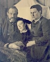 На старых фото, для качественного изображения нужно было продолжительное время быть неподвижным. Сразу видно кто мертвый.