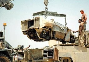 А что движок такой слабенький!!!
Срочно переделать под этот!!! 
Газотурбинный двигатель «AVCO Lycoming» AGT-1500, выполненный в едином блоке с автоматической гидромеханической трансмиссией «Allison» Х-1100-3. ГТД AGT-1500 представляет собой трехвальный двигатель с двухкаскадным компрессором, индивидуальной камерой сгорания, двухступенчатой свободной силовой турбиной с регулируемым сопловым аппаратом первой ступени и стационарным кольцевым пластинчатым теплообменником. Воздух в турбину поступает через двухступенчатый воздухоочиститель. Для регулирования мощности двигателя в AGT-1500 ГТД используется гидромеханический регулятор подачи топлива с электронной системой управления. Пуск двигатель осуществляется электростартером, который через привод коробки агрегатов раскручивает ротор турбокомпрессора второго каскада. Максимальная температура газов в турбине составляет 1193 С, частота вращения выходного вала – 3000 об./мин. Масса сухого двигателя – 1137 кг. Двигатель может развивать максимальный крутящий момент 5310 Нм при частоте вращения выходного вала 1000 об/ мин.
Автоматическая трансмиссия «Allison» X-1100-3 двухпоточная гидромеханическая. Она обеспечивает четыре передачи для движения вперед и две передачи заднего хода. В состав трансмиссии входят гидротрансформатор, четырехступенчатая автоматическая коробка передач, рабочие и остановочные тормоза и бесступенчатый механизм поворота с двойным дифференциалом и гидрообъемной передачей, планетарные бортовые редукторы. Масса трансмиссии составляет 1960 кг.