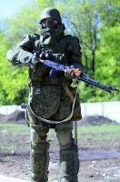 Какая тут нафиг практика? В винтовках со штыками? Шапках в которых уши мёрзнут? Или в отсутствии элементарного бронижилета на случай выполнения защитных функций?
Это все по сути клоуны. Красиво, богато, поднимает престиж. Но и только. А тут уже дело традиций и вкуса туристов.
"Практично" выглядит как-то так: