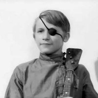 У кошки четыре ноги,
Позади у неё длинный хвост,
Но трогать её не моги, за её малый рост, малый рост.