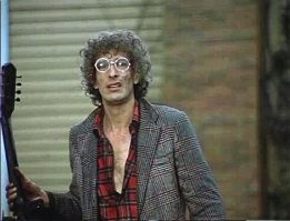 А я вспомнил вот это:

Убирайся прочь, Эндрю!
Убирайся к чёрту!
Хо-хо-хо! Какие бездарные стихи!
Пошлятина!
Благодарю вас.

Мери Поппинс