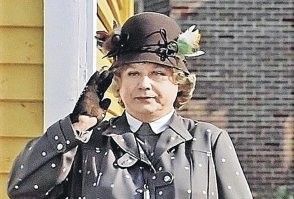 А я вспомнил вот это:

Убирайся прочь, Эндрю!
Убирайся к чёрту!
Хо-хо-хо! Какие бездарные стихи!
Пошлятина!
Благодарю вас.

Мери Поппинс