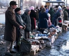 <<Атмосферные фотографии, которые вернут вас в 90-е годы>> 
Кажется фото  в посте не до конца показывают атмосферу той декады.