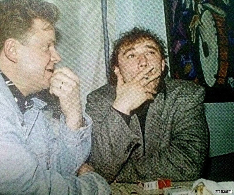 Просто на Пикабу после этой фотографии шла действительно вот эта фотка Фоменко. Автор слишком быстро копировал и перепутал. На Пикабу кстати первая фотка подписана - "На концерте группы "С.Т.Д.К." на рынке "Юнона" в Санкт-Петербурге, 1998 год".
Как-то так. Ребус решён.