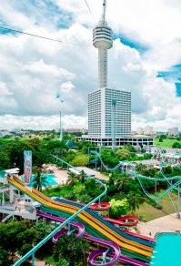 Кстати, реально страшновато. Я год назад на одном колесе прокатилась, тоже сижу в кабинке, вроде комфортно, она закрыта со всех сторон, пол непрозрачный, не трясёт, не каплет, но по сторонам посмотришь, всё внутри поджимается. Спустилась вниз, оборот 10 минут, спрашиваю ребят: какая высота-то? 44 метра, отвечают. Во как, вроде и невысоко совсем. На ВДНХ интересно, 143 метра, посмотреть вниз.
Хотя у меня есть опыт спуска с башни отеля Pattaya Hark Beach Resort. 170 метров, на тросе, за шлейку подвешенной, всем ветрам открыта. Кто видел "Тайский вояж Степаныча" или сам был, тот знает. После этого, так скажем, страхов в жизни значительно меньше остаётся.