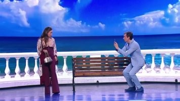 Девушка и поиск удачного ракурса