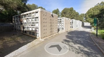 В Барселоне есть старые кладбища, такие как на горе Монтжуик и Побленоу. Чтобы сейчас быть похороненным на них, нужно быть очень известным или богатым человеком. Более того, вот эти окошки на этих кладбищах не выкупаются до искончания времён, а сдаются в аренду, на какой-то срок. Что будет, если срок истечёт я не знаю, не задавался вопросом. На самом деле, вокруг Барселоны сейчас есть еще несколько кладбищ и вот там уже никаких изысков, всё по стандартам хрущёвской застройки. Самое здоровое называется Cementiri de Collserola и туда и отправляется большая часть обычного населения после смерти. Оно площадью больше квадратного километра. А Монтжуик и Побленоу так, ближе уже к музею.