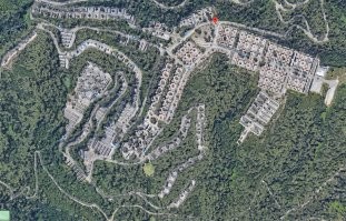 В Барселоне есть старые кладбища, такие как на горе Монтжуик и Побленоу. Чтобы сейчас быть похороненным на них, нужно быть очень известным или богатым человеком. Более того, вот эти окошки на этих кладбищах не выкупаются до искончания времён, а сдаются в аренду, на какой-то срок. Что будет, если срок истечёт я не знаю, не задавался вопросом. На самом деле, вокруг Барселоны сейчас есть еще несколько кладбищ и вот там уже никаких изысков, всё по стандартам хрущёвской застройки. Самое здоровое называется Cementiri de Collserola и туда и отправляется большая часть обычного населения после смерти. Оно площадью больше квадратного километра. А Монтжуик и Побленоу так, ближе уже к музею.